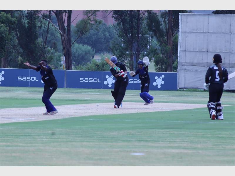 player wearing black bats