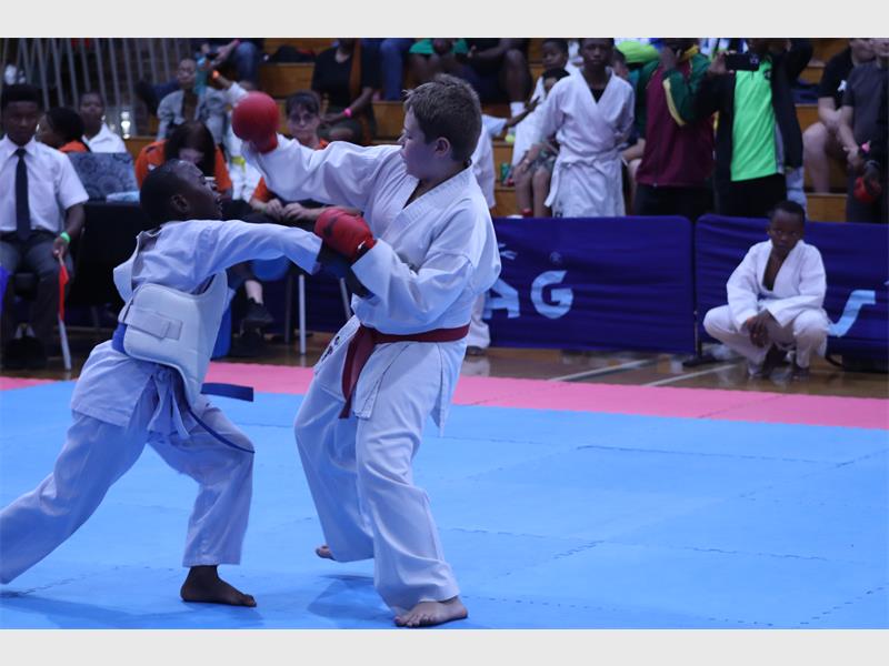 karatekas fight