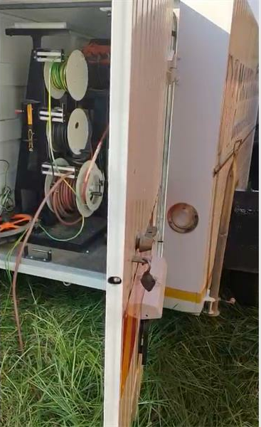 illustration of a thumper being used