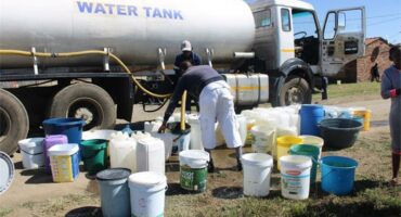 people get water from a tanker