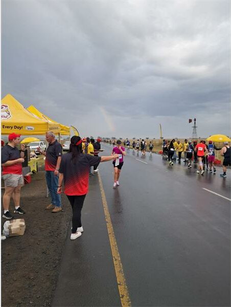 people give water to runners of a marathon