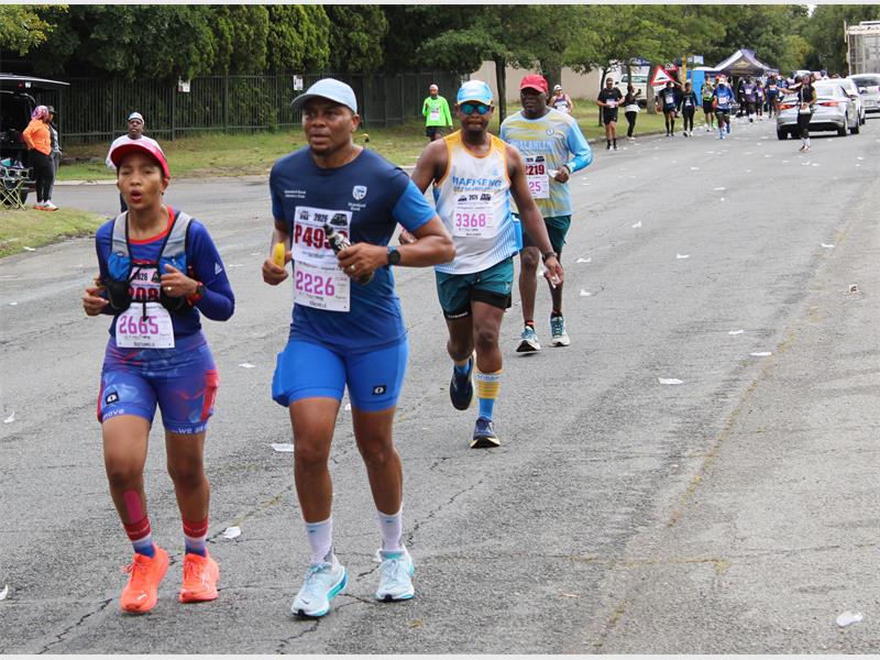 people running a marathon