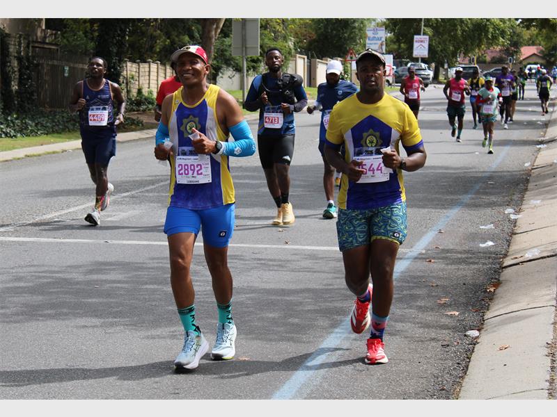 people running a marathon