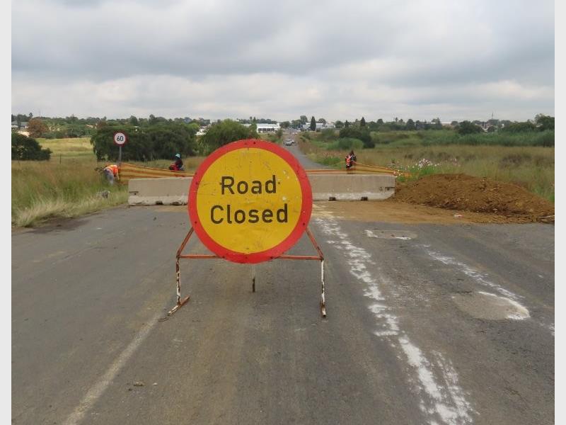 a road closed message sighn