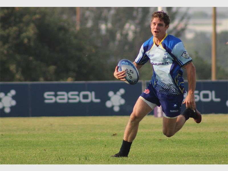 rugby player in blue with rugby ball