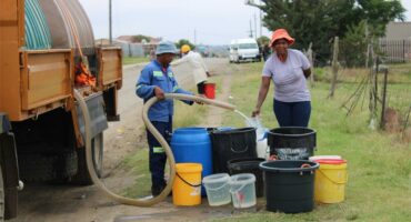 people get water from a tanker