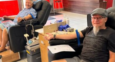 twee mans skenk bloed by n bloedbank