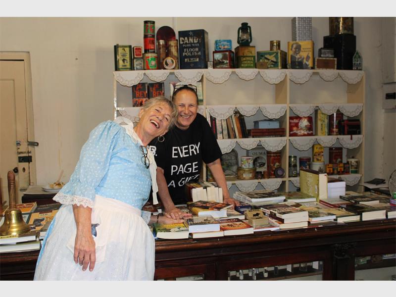 n vrou in outydse klere saam met n vrou in n swart t hemp