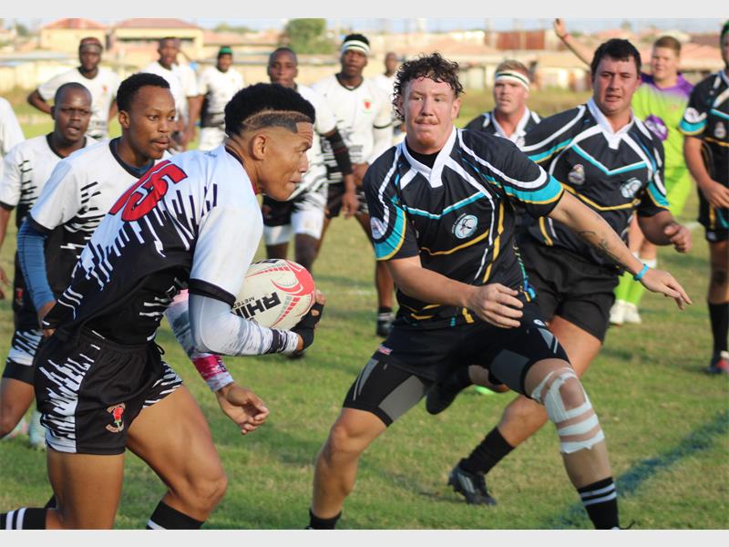 Armand Neethling van die Sables verdedig terwyl ’n speler van eMbalenhle Rugbyklub ’n opening soek.