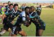 Kwanele Salepe van die Sables verdedig op 25 April tydens hul wedstryd teen eMbalenhle Rugbyklub.