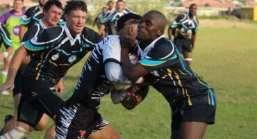 Kwanele Salepe van die Sables verdedig op 25 April tydens hul wedstryd teen eMbalenhle Rugbyklub.