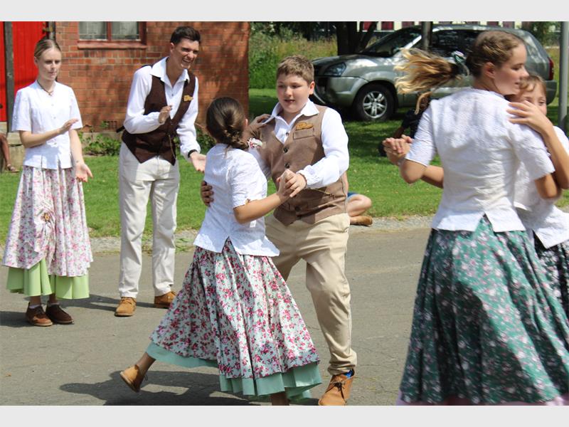 jongmense voer volkspele-danspassies uit