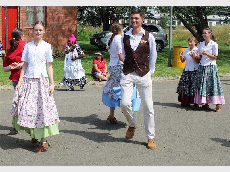 jongmense voer volkspele-danspassies uit