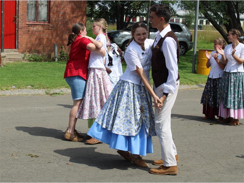 jongmense voer volkspele-danspassies uit