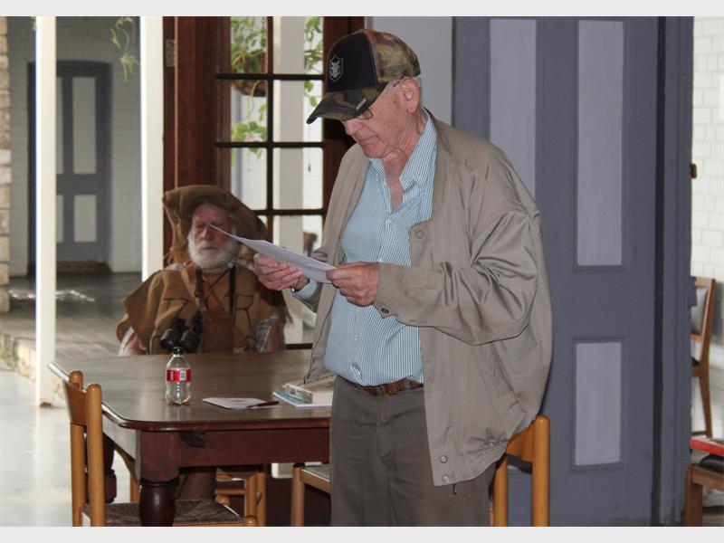 'n bejaarde man lees uit n boek uit