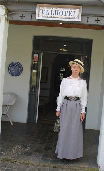 'n vrou s in klere wat in die Anglo Boere oorlog-tydperk gedra is