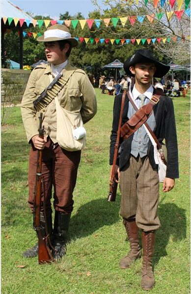 twee mans in klere wat in die Anglo Boere oorlog-tydperk gedra is
