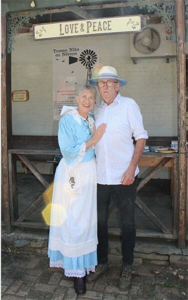 'n vrou en man in klere wat in die Anglo Boere oorlog-tydperk gedra is