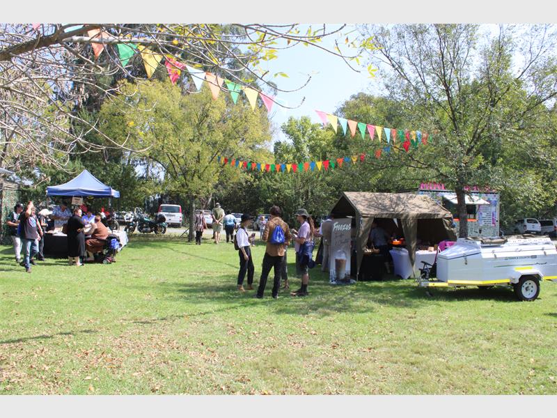 'n tuin met vlaggies en marktente
