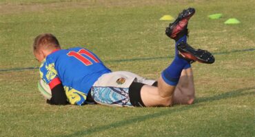 a rugby player scores a try