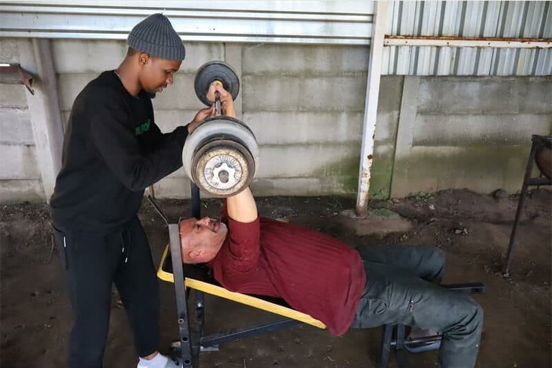 men doing weight lifting