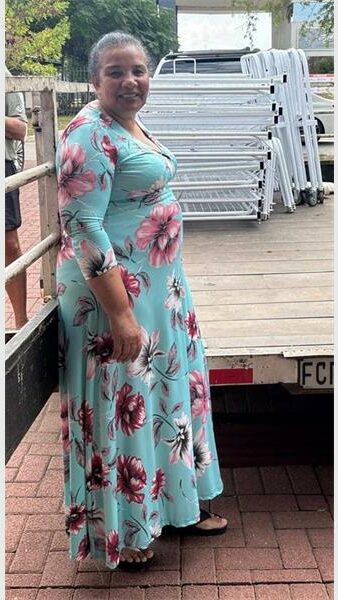 Shirley Coetzer van House of Mercy Hospies by die beddens wat aan die hospies geskenk is.