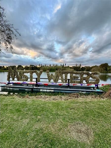 Die kenteken van die Misty Waters-fees staan gereed om aan die brand gesteek te word en dan op die water uitgestuur te word. Foto: Verskaf