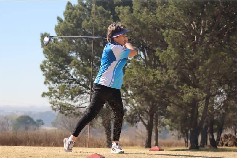 woman play golf