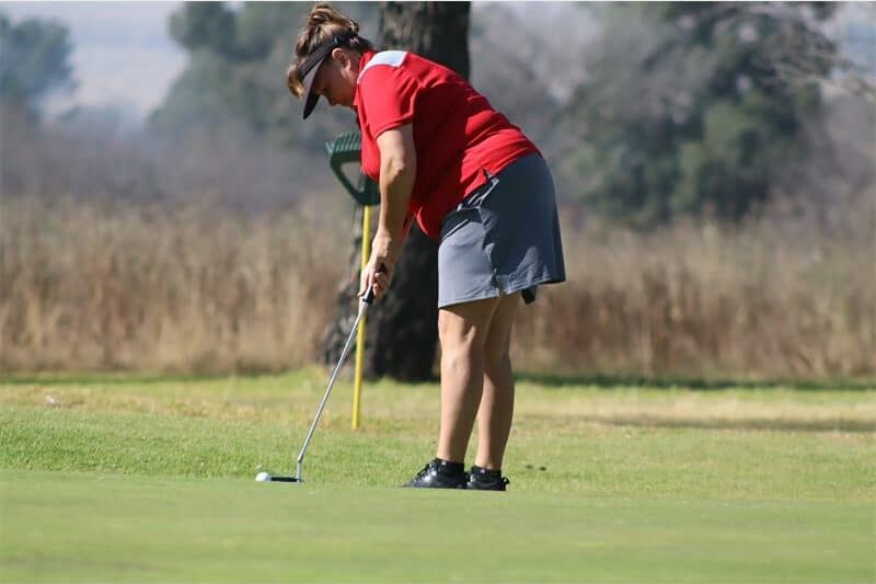 woman play golf