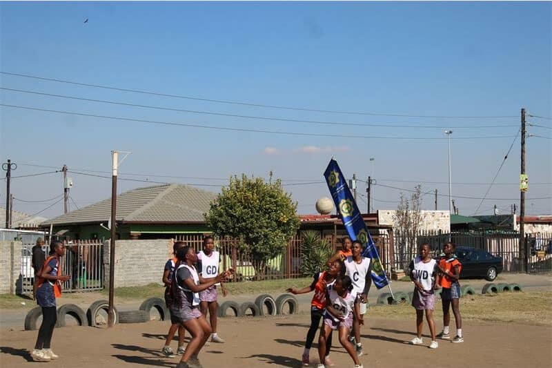 netball teams compete