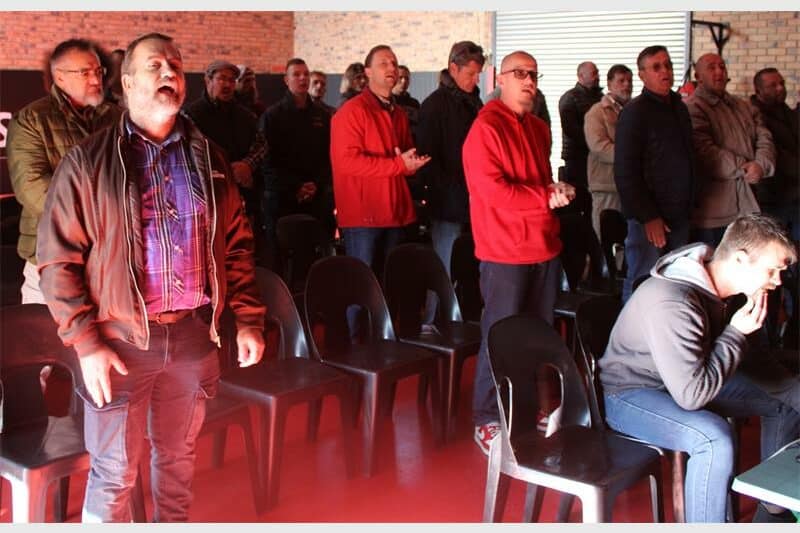Mans neem deel aan lofprysing en aanbidding tydens ’n manne-oggend by Dominators Den gemengde gevegskunsklub op 6 Junie. Foto: Jana Oosthuizen.