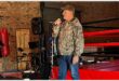 Kobus Kruger spreek die mans toe op 6 Junie tydens ’n manne-oggend by Dominators Den gemengde gevegskunsklub. Foto: Verskaf.