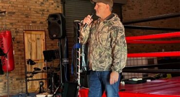 Kobus Kruger spreek die mans toe op 6 Junie tydens ’n manne-oggend by Dominators Den gemengde gevegskunsklub. Foto: Verskaf.