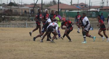 tow rugby teams vie for the ball