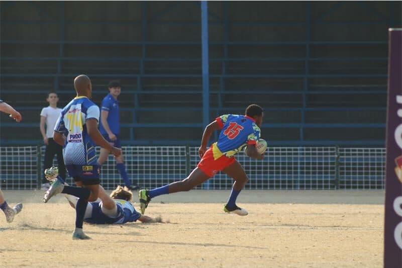 a rugby player runs with the ball