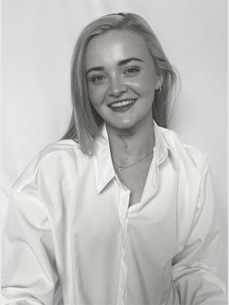 young woman reveals a scar in her neck
