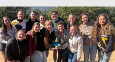 n groep kinders in gewone klere