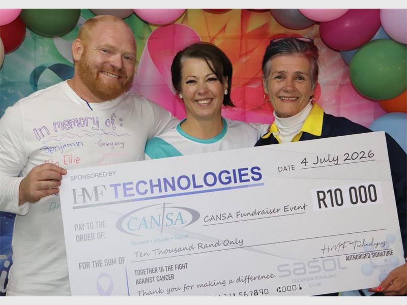 three people hold up a large check of R10 000