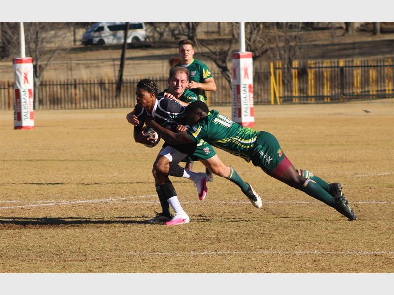a rugby player runs with the ball and is then tackled