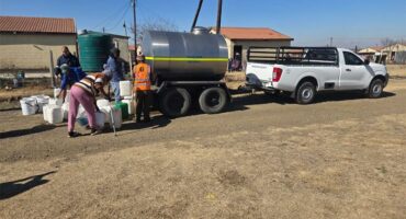 people get water from a water tanker