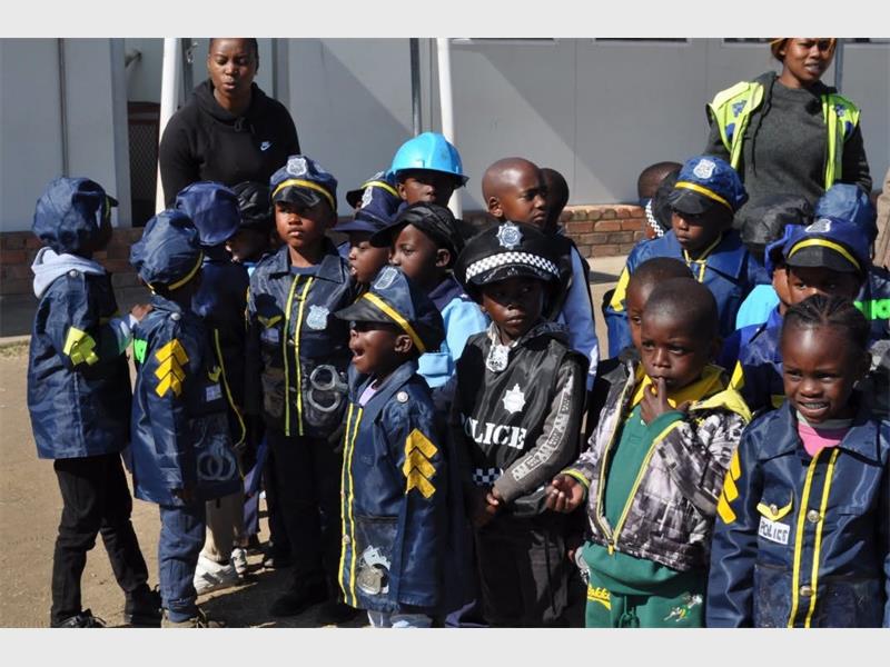 children dressed up om uniforms