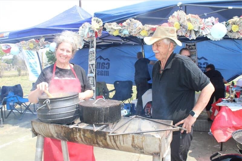 To people cooking potjiekos