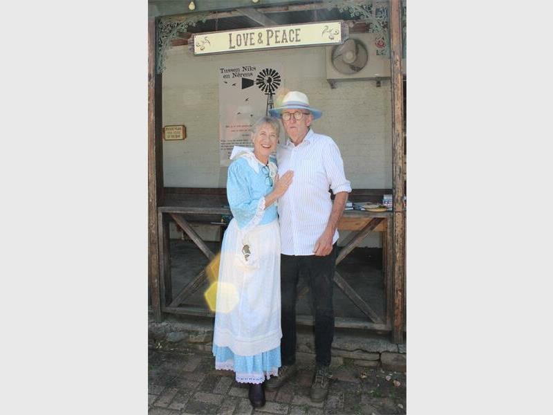 'n paartjie in outydse klere