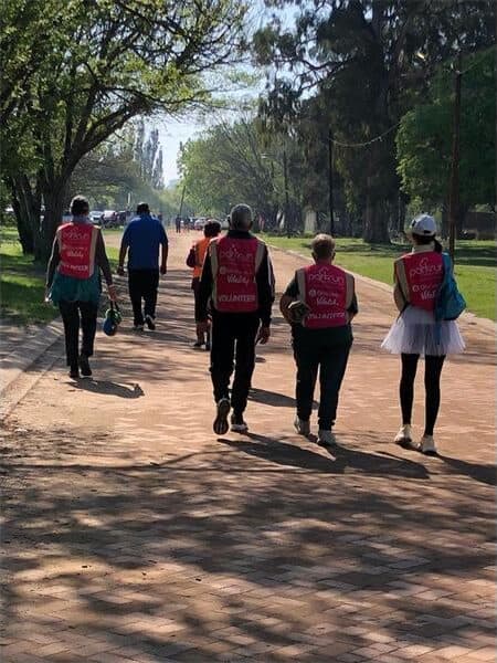 people running the park