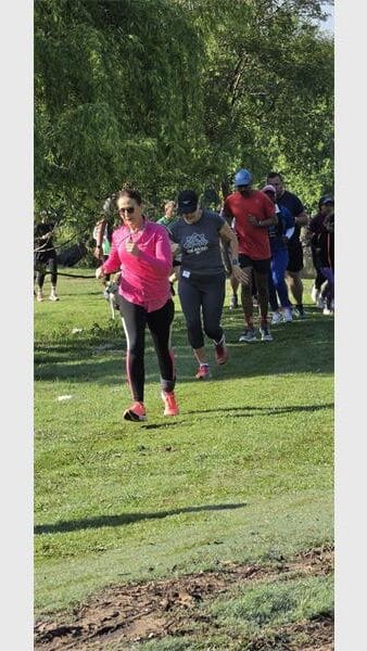 people running the park