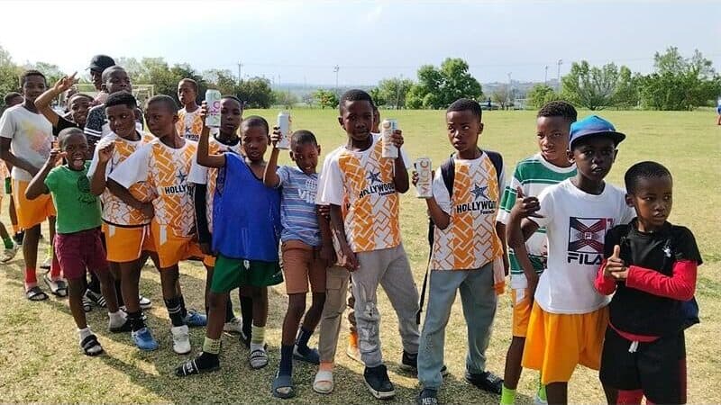 a soccer team in white and yellow
